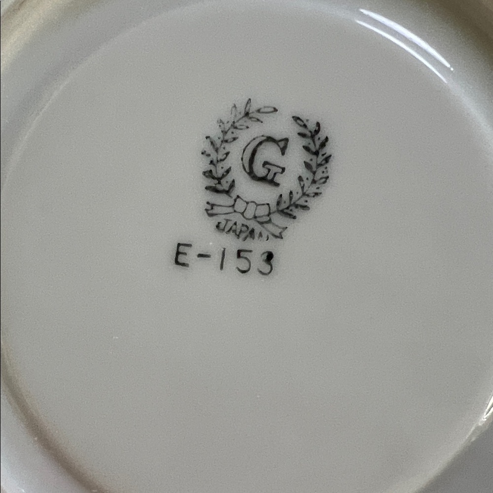 #1369* vintage England Teacup and Saucer with Gold Accents - Picture 4 of 8